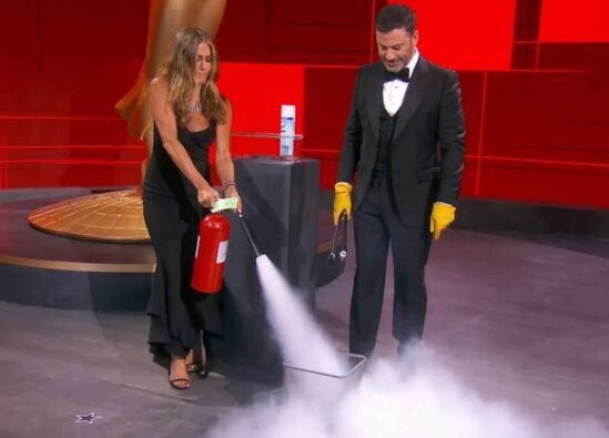 jen-aniston-emmy-2020-549x395.jpg