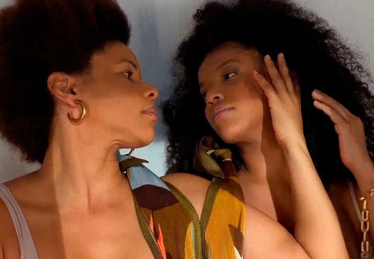 Absolut mostra garrafa limitada em clipe de As Bahias E A Cozinha Mineira