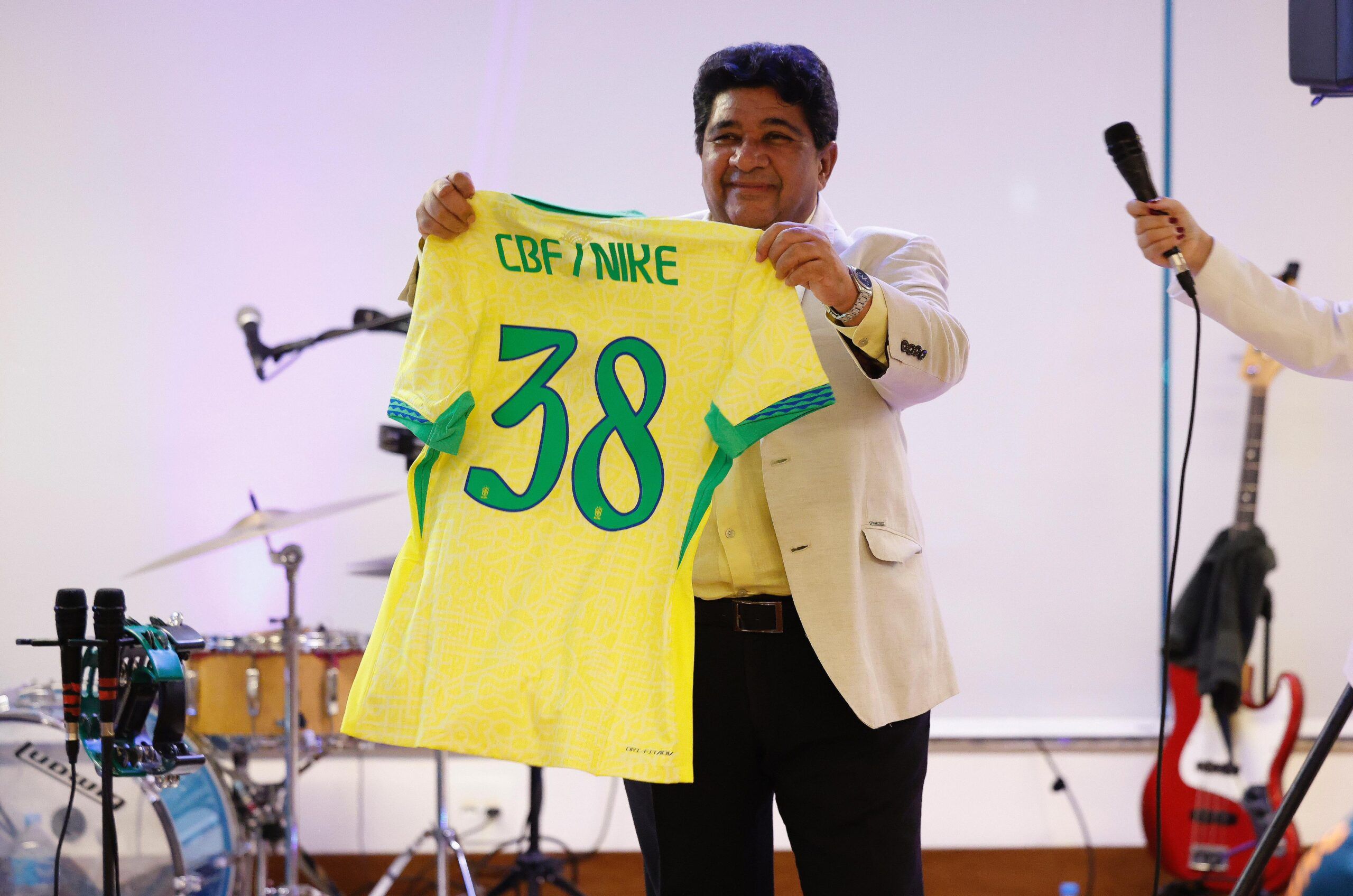 CBF se pronuncia sobre camisa vermelha da Seleção