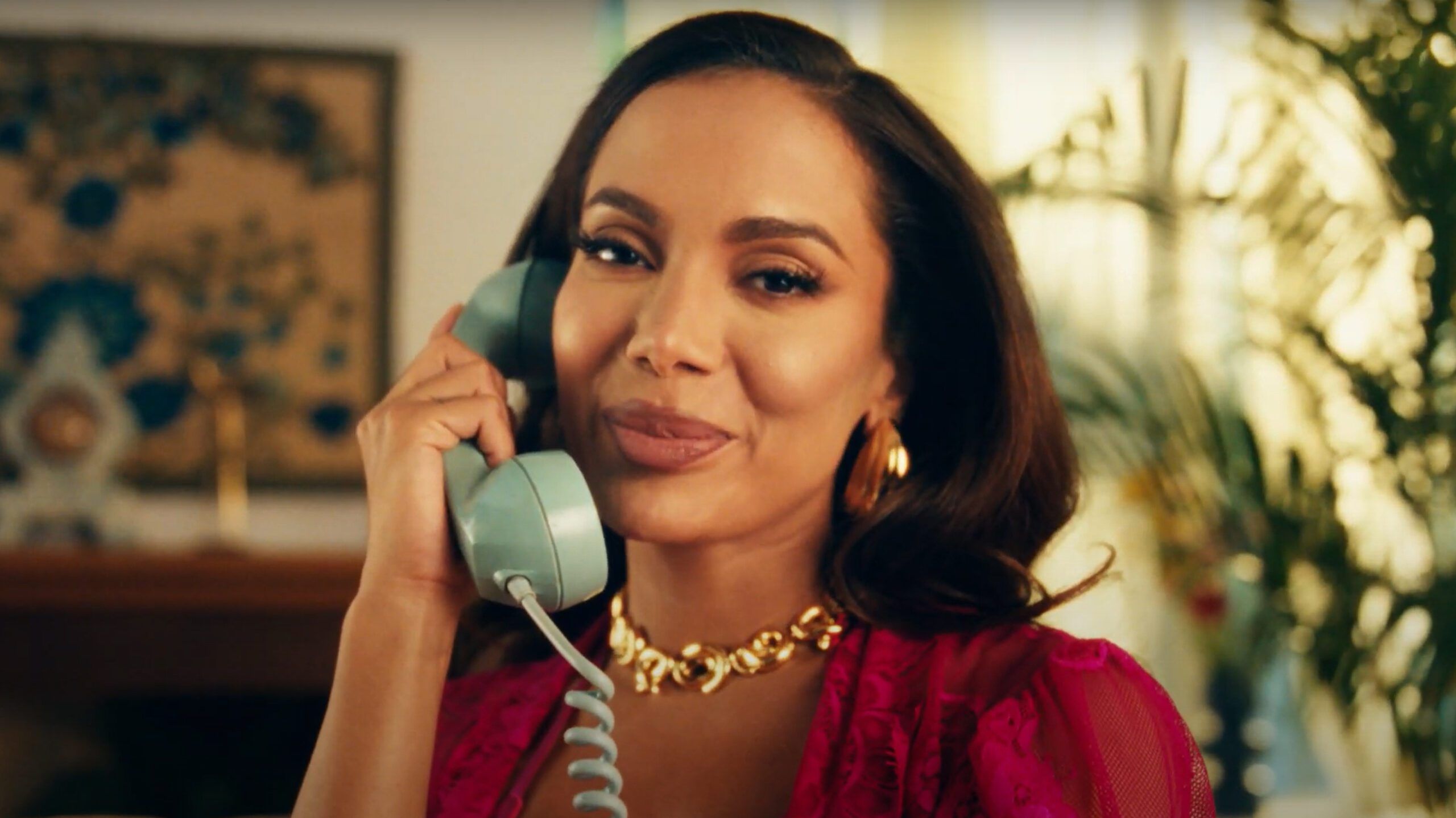 Anitta brinda chegada à Laser&Co em campanha criada pela MAP Brasil