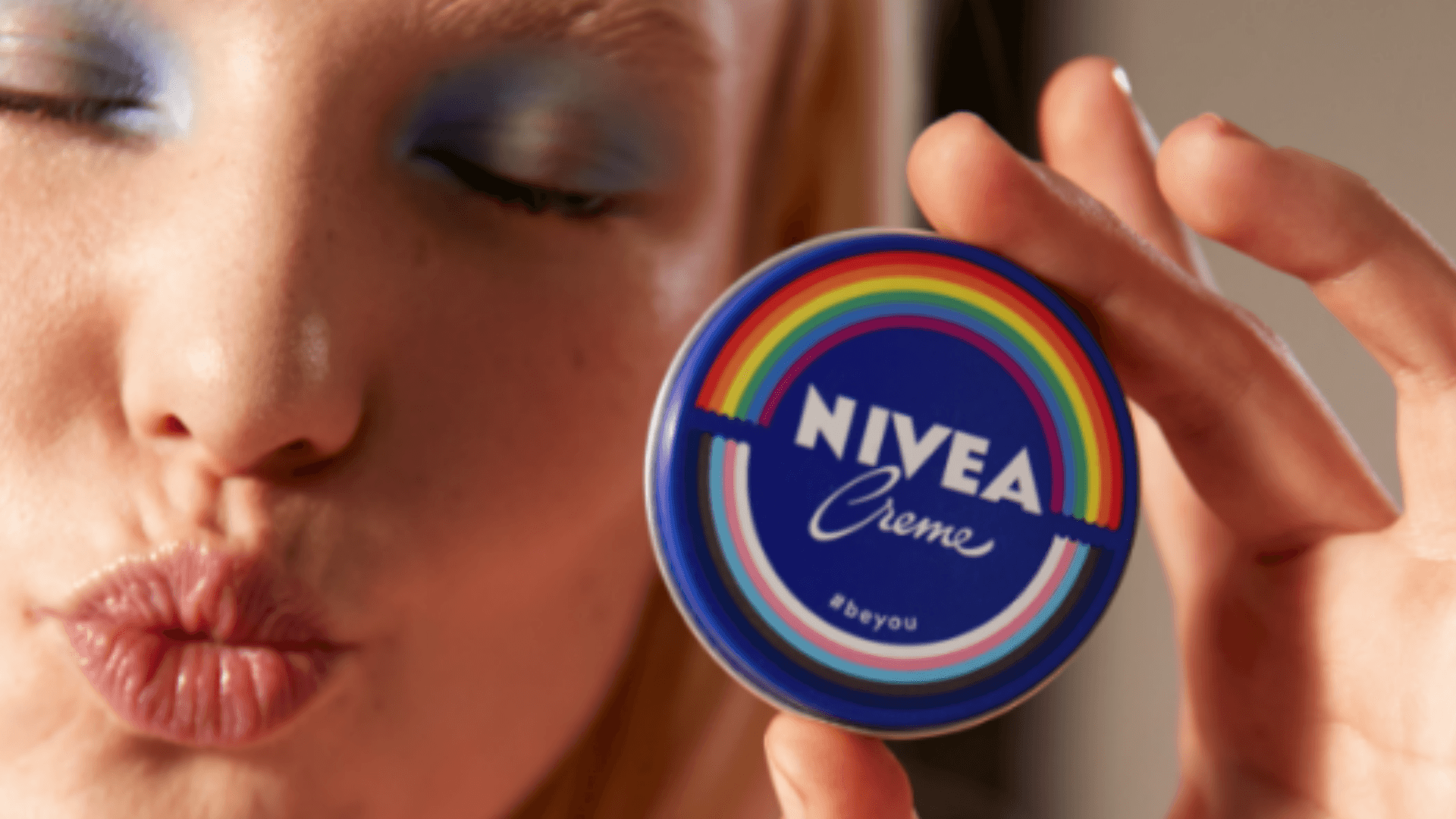 Em apoio à comunidade LGBTQIAPN+, NIVEA lança edição limitada do Orgulho NIVEA Creme