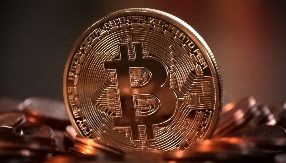 Bitcoin ultrapassa valor de mercado do Facebook e dá mais uma prova de força