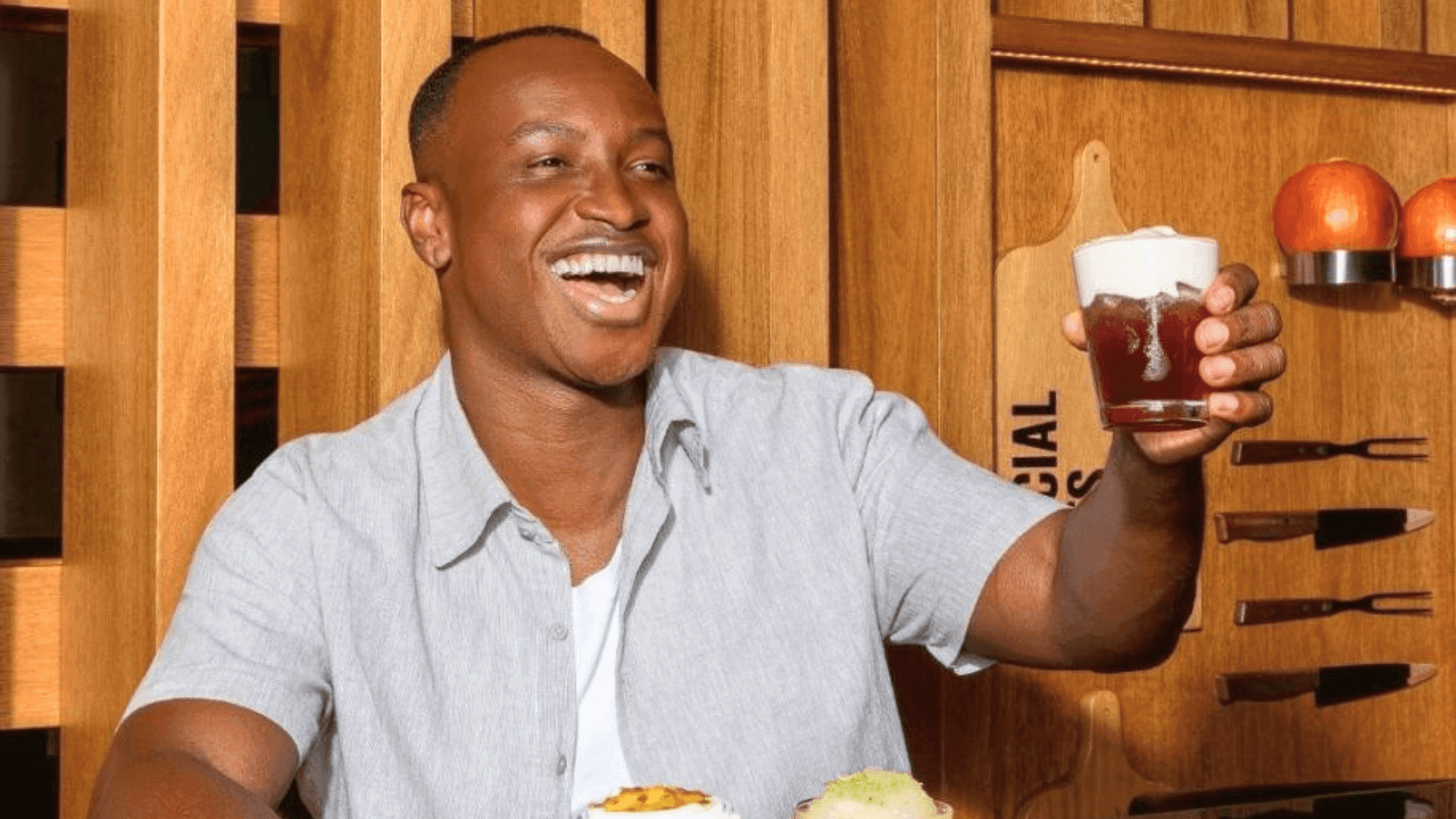 Com Thiaguinho, nova campanha do Outback mistura sabores e ritmos brasileiros