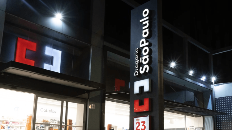 Drogaria São Paulo acende luzes em prol da segurança