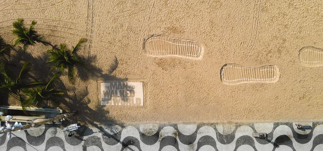 Enormes pegadas surgem nas areias de Copacabana 