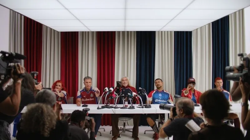 Budweiser e Mizuno lançam coleção "Legends United" para celebrar a cultura do futebol fora de campo