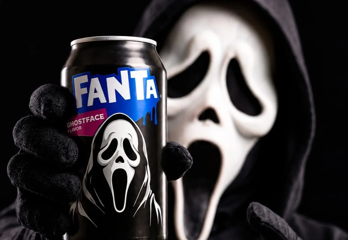 Fanta escala Ghost Face para inaugurar universo narrativo no Halloween 2026 e lança produto colecionável no Brasil