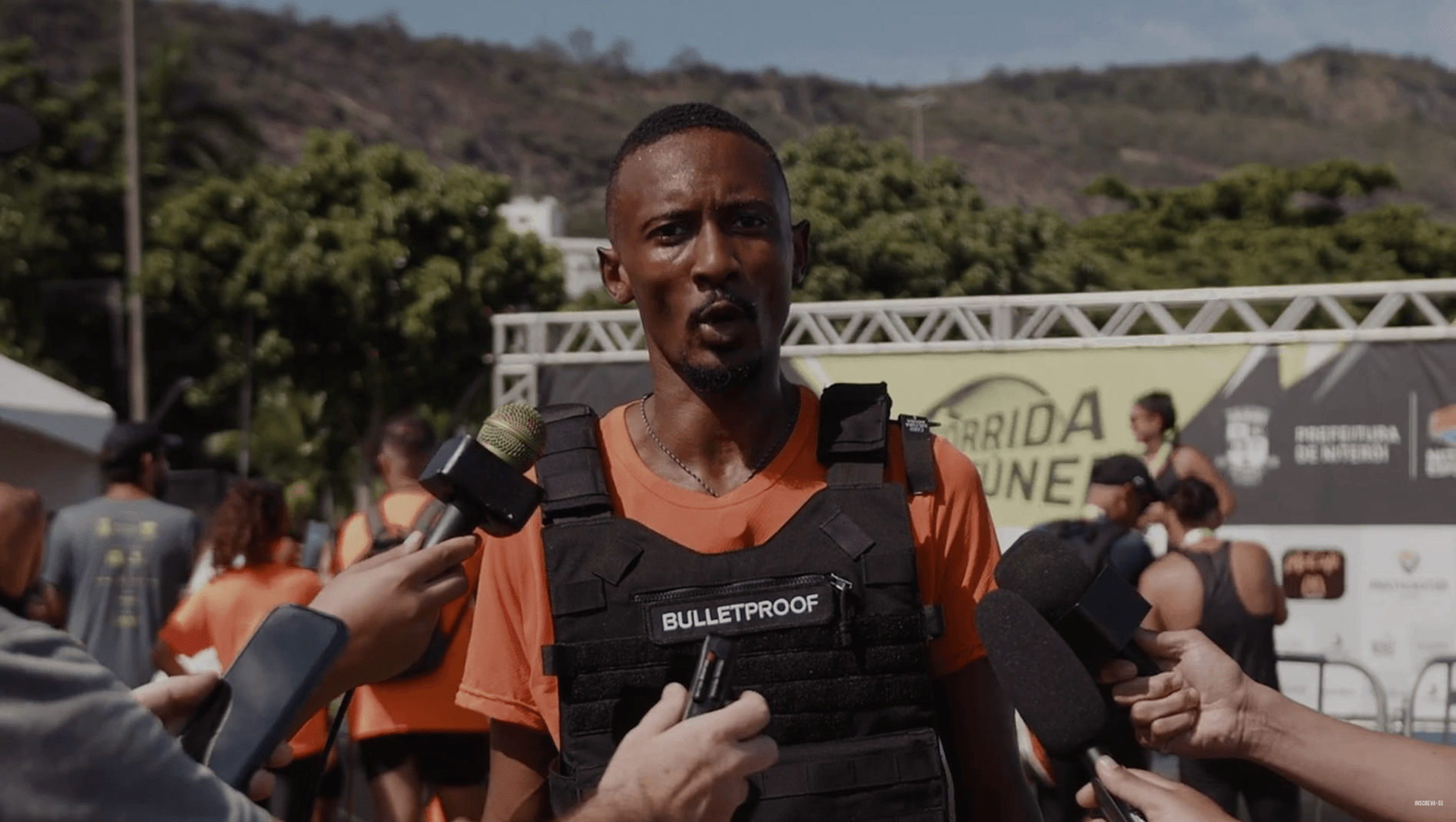 Atleta negro usa colete à prova de balas contra racismo no esporte