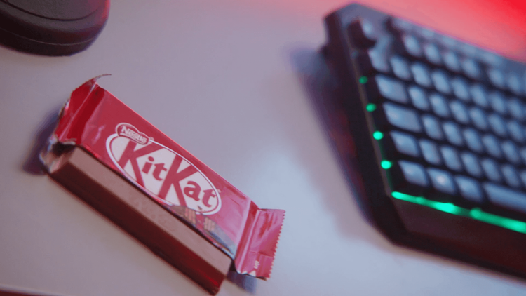 KITKAT transforma estresse de gamers em energia positiva