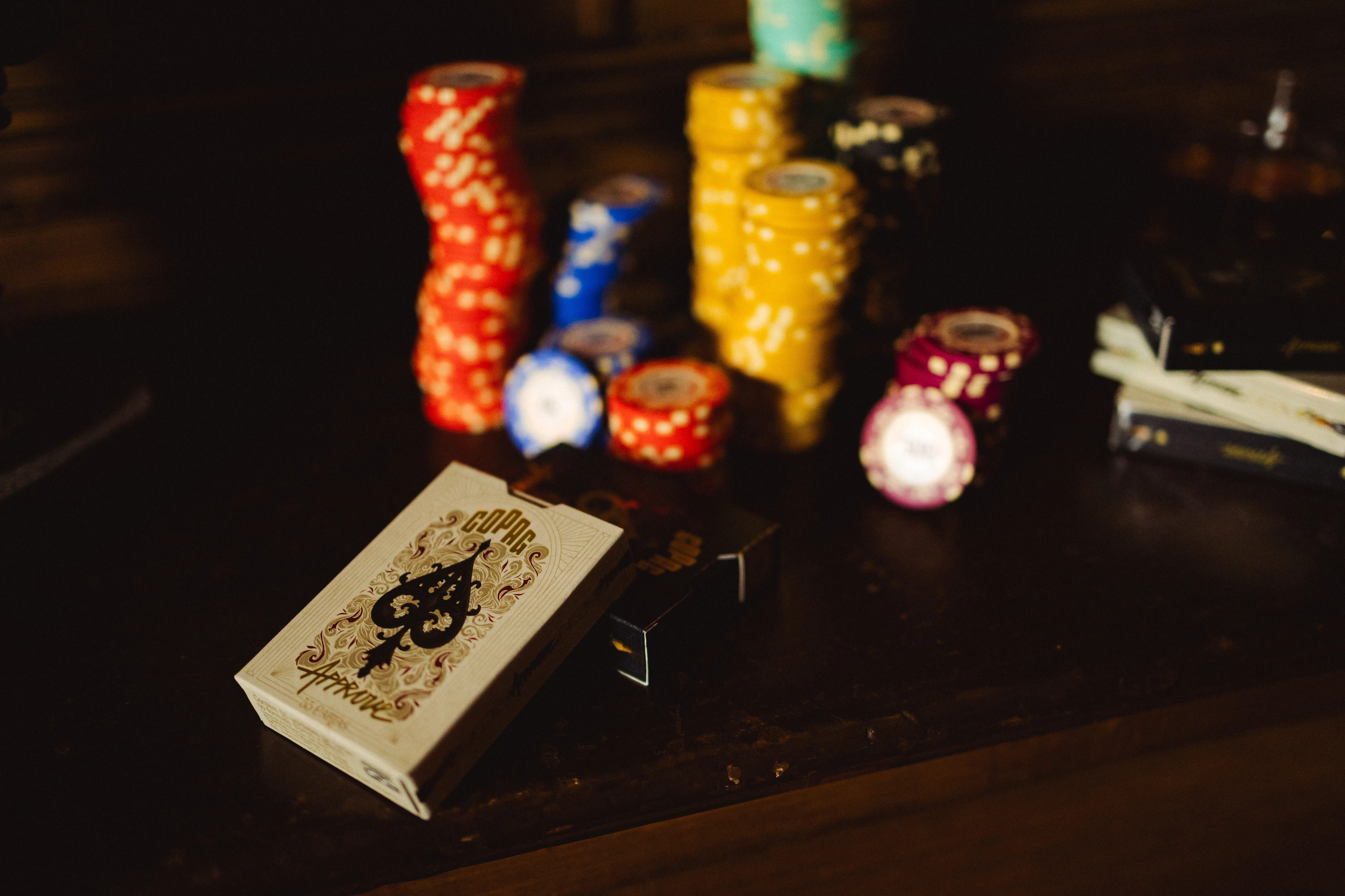 Approve e COPAG lançam collab inspirada no universo do poker e do streetwear