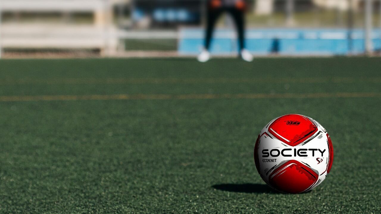 Penalty amplia linha Ecoknit com bolas de futebol society feitas de garrafa pet