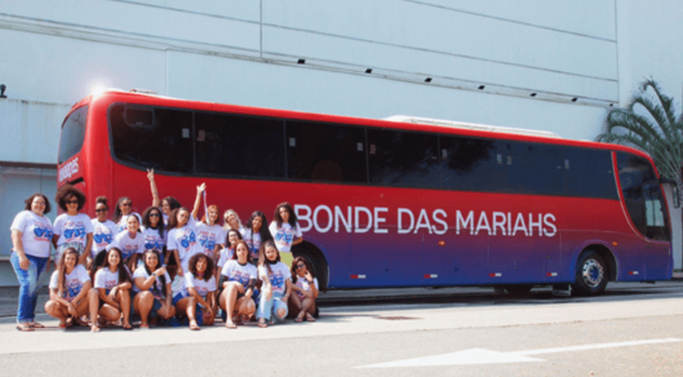 Havaianas reúne mulheres chamadas “Mariah” para show da Mariah Carey