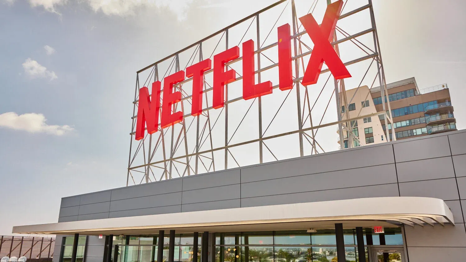 Netflix dobra receita publicitária em 2025