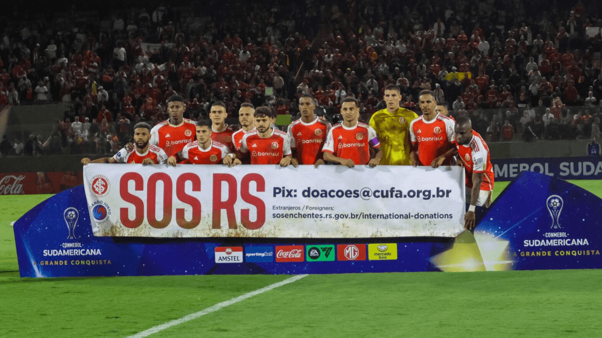 Em apoio à reconstrução do RS, Internacional entra em campo com “manchas das enchentes”