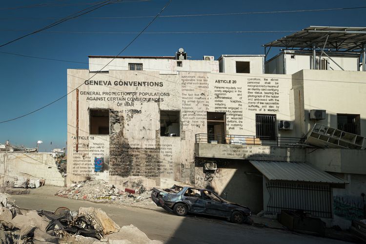 Hospital bombardeado vira mural contra violações de guerra