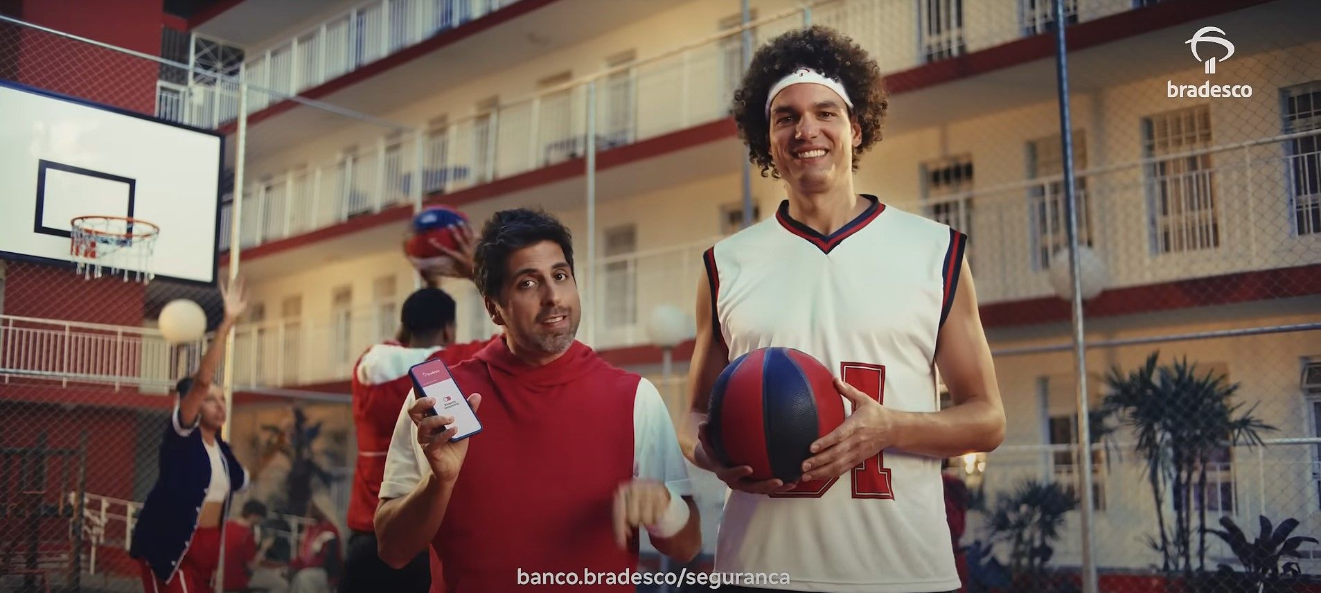 Anderson Varejão protagoniza nova campanha do Bradesco