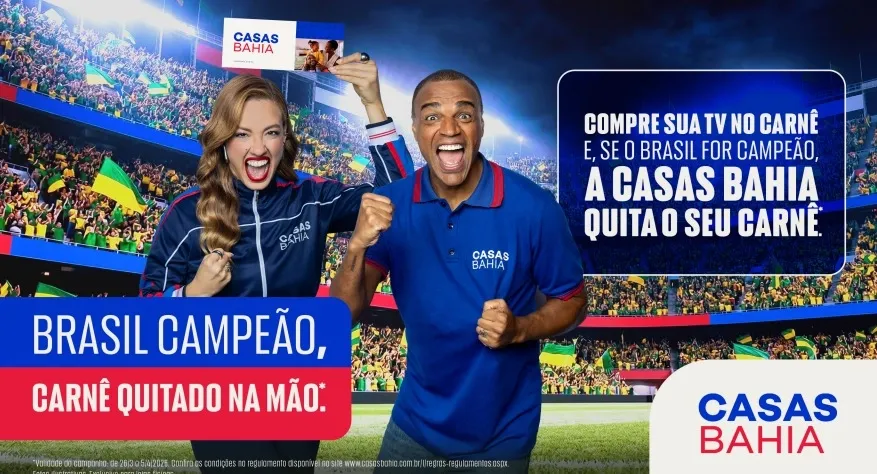 Casas Bahia lança campanha "Carnê Quitado" com Denilson e Bia Reis para o Mundial de 2026