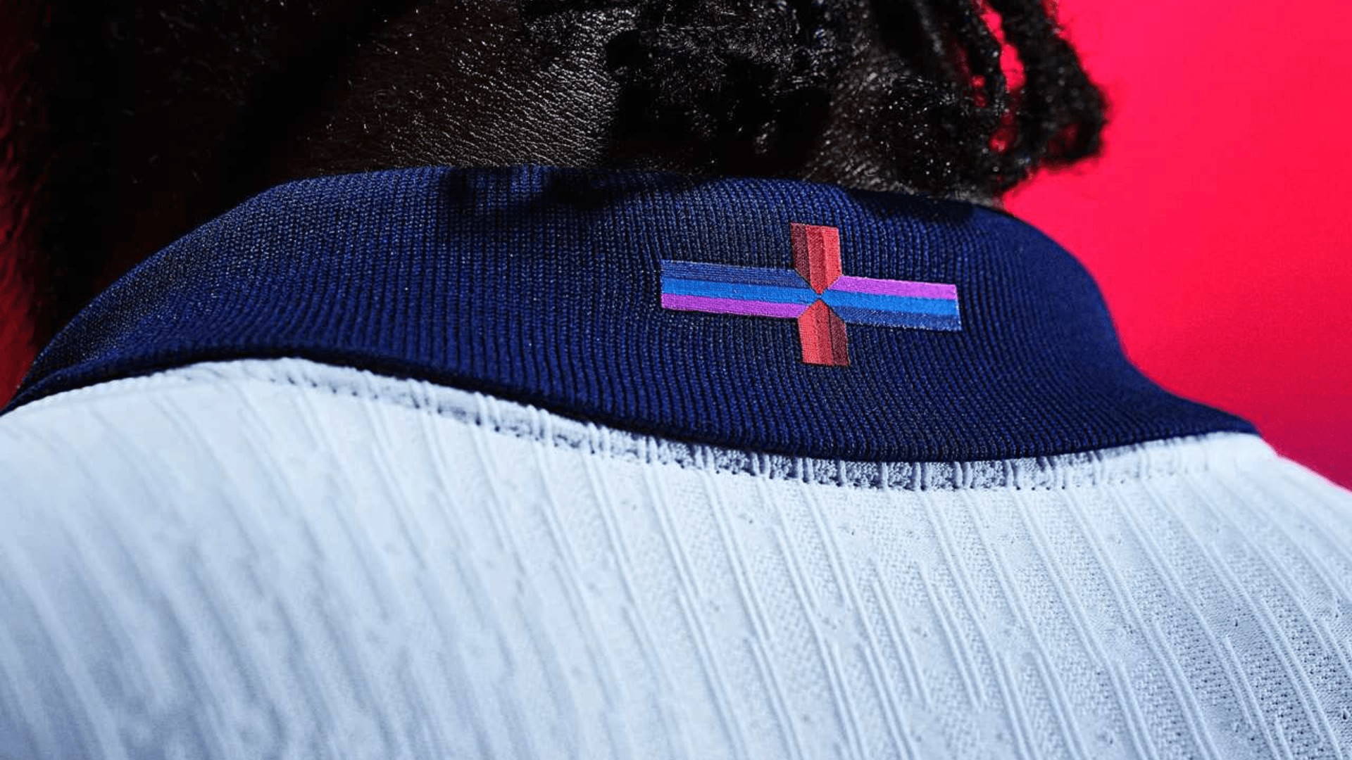 Nike é criticada por mudar cor de bandeira em nova camisa da Seleção Inglesa
