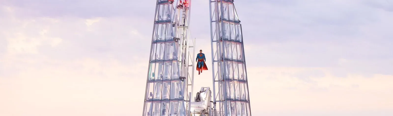 Superman “voa” em topo de prédio em ação da Warner Bros