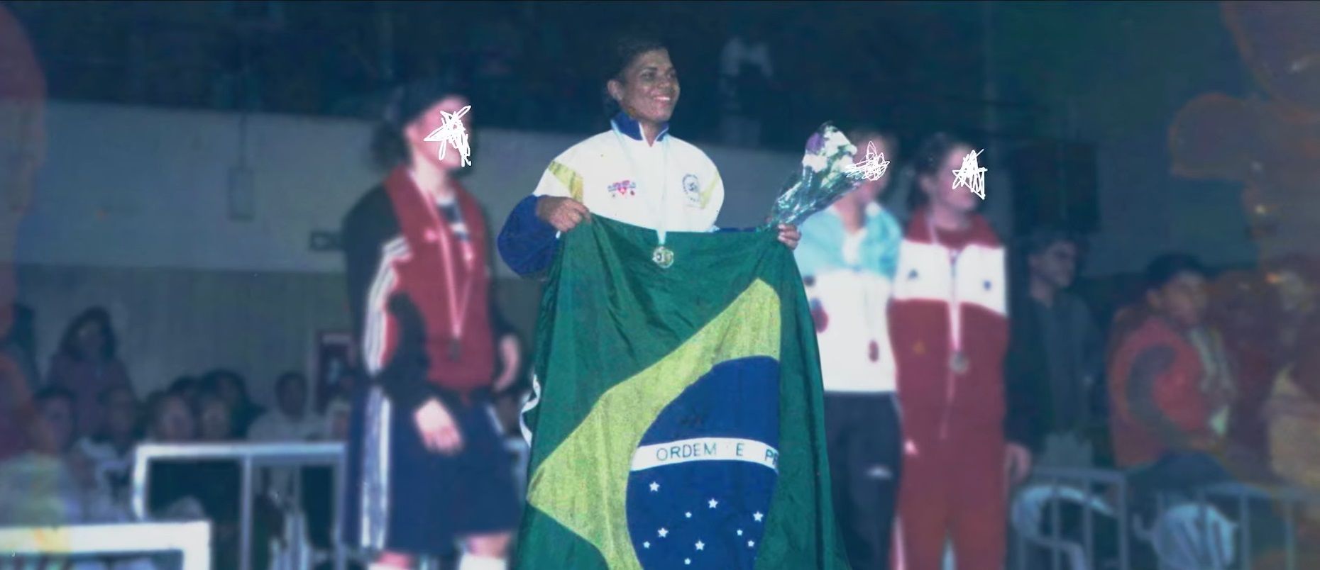 Adriana Araújo recebe de volta medalha leiloada