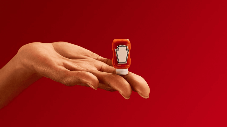 Heinz lança miniatura de ketchup em campanha por emoji e revive nostalgia dos anos 90