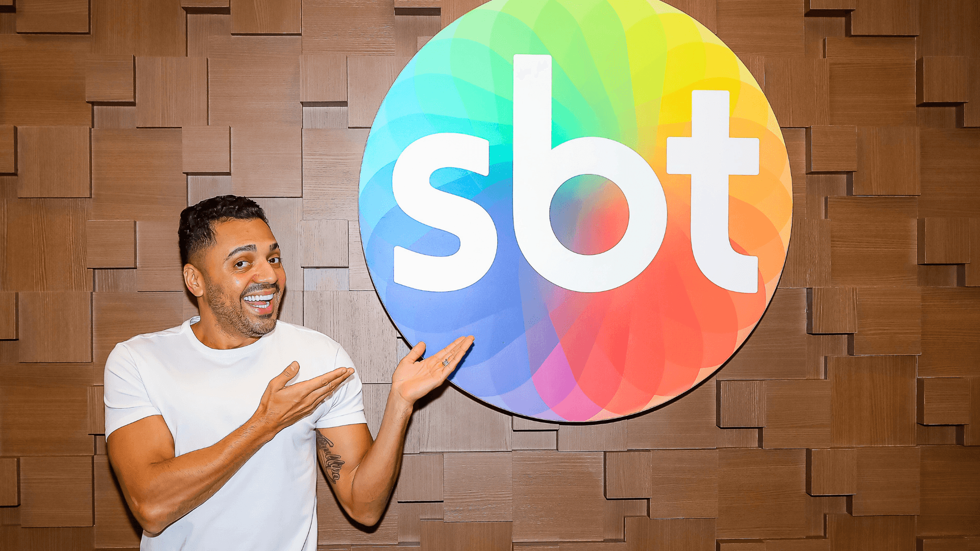 Tirullipa assina contrato para comandar programa no SBT