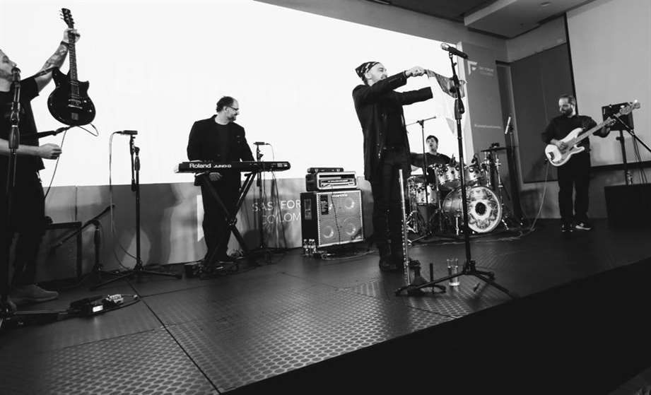Executivos de grandes empresas de tecnologia promovem show de rock beneficente em São Paulo 