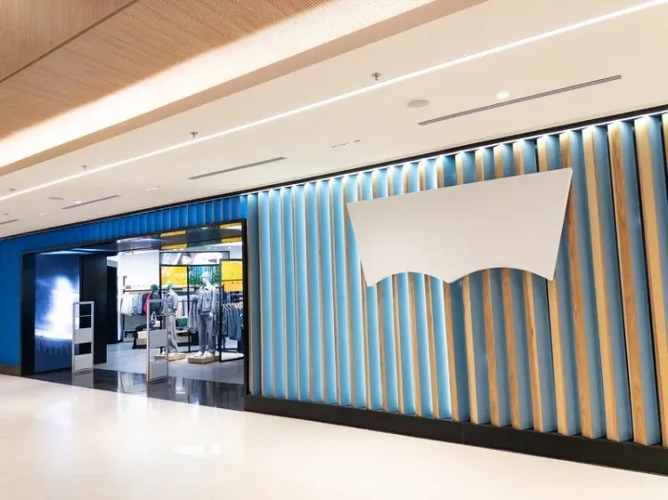 Levi’s Brasil traz para o Shopping Morumbi ativação global que "esconde" o logo da marca