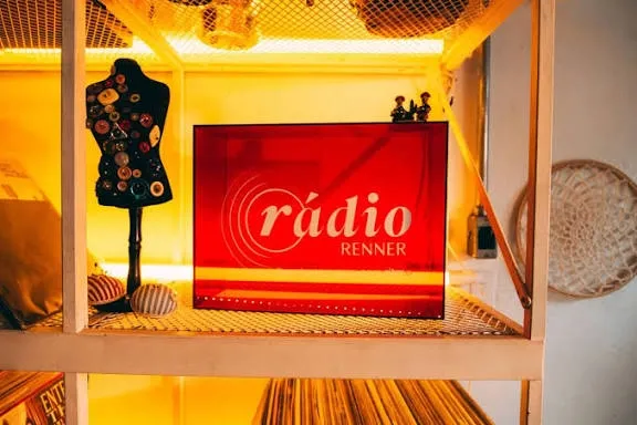Renner lança Rádio Renner no YouTube e leva trilha das lojas para o digital
