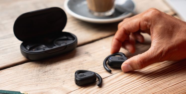 JBL lança fone open-ear com condução de ar