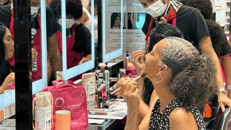 Instituto ABIHPEC e Sephora realizam oficina de automaquiagem inclusiva no RJ
