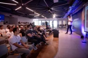 Lastro integra IA e atendimento humano em nova função para o mercado imobiliário
