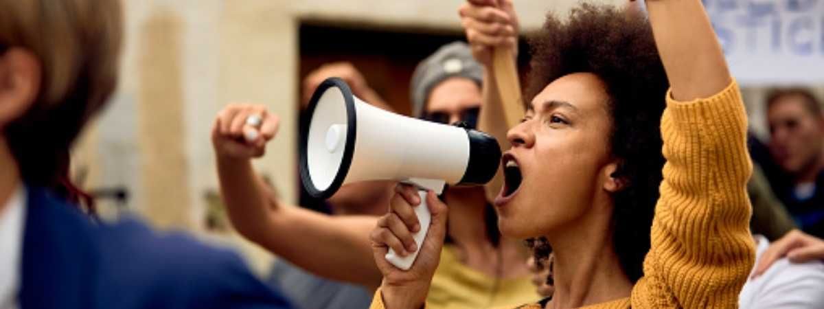 Comunicação de causas no cenário de polarização