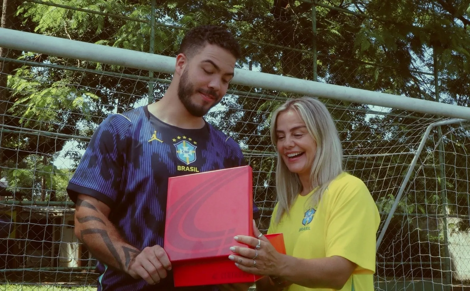 Centauro lança campanha de Dia das Mães com Milene Domingues e Ronald