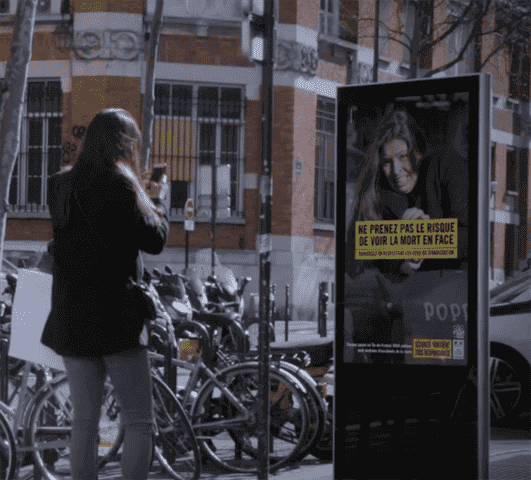 Outdoor chama atenção de pedestres para acidentes