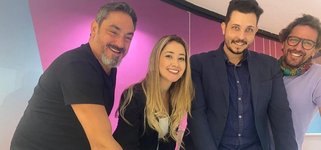 Gigante do mercado de mídia exterior se une com startup de mobilidade para lançar um novo formato de mídia.