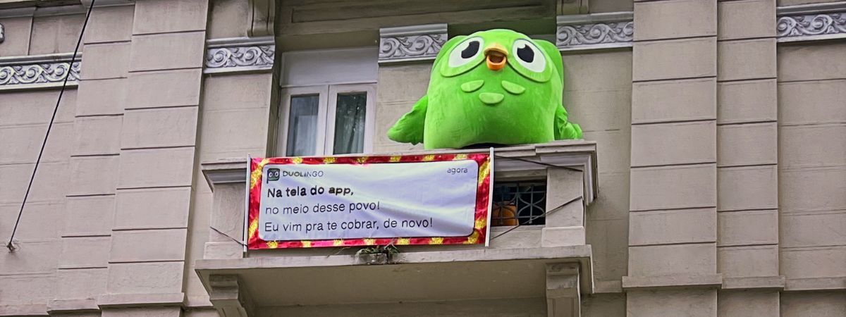 Duolingo invade bloquinhos de Carnaval em SP para cobrar lições dos alunos