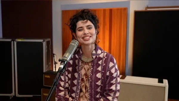 Mari Jasca apresenta repertório acústico no programa ‘O Novo Sempre Vem’ desta terça-feira