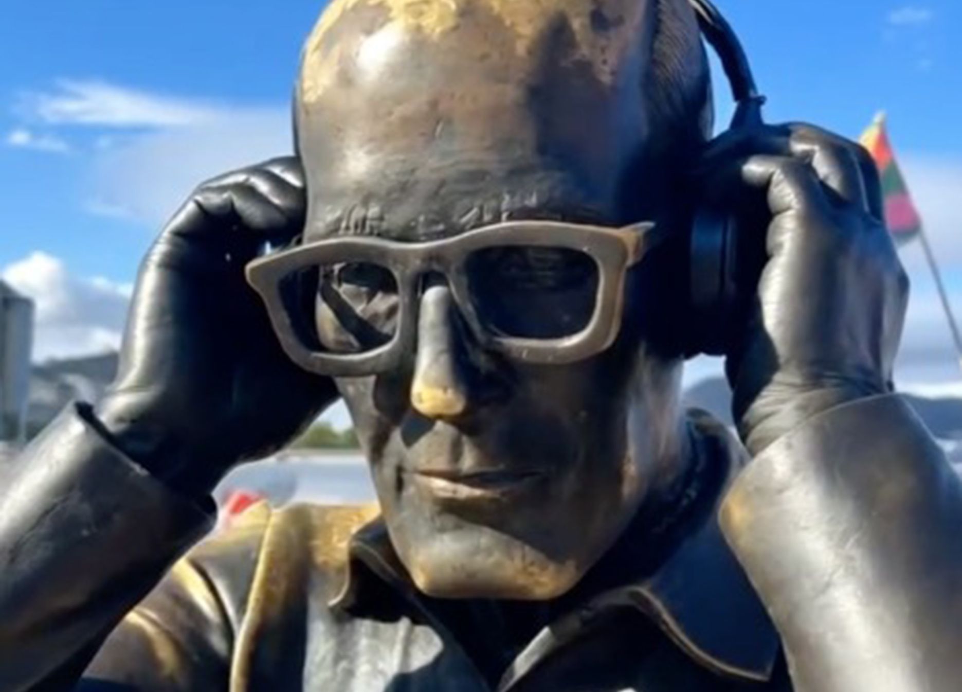 IA dá vida à estátua de Carlos Drummond de Andrade