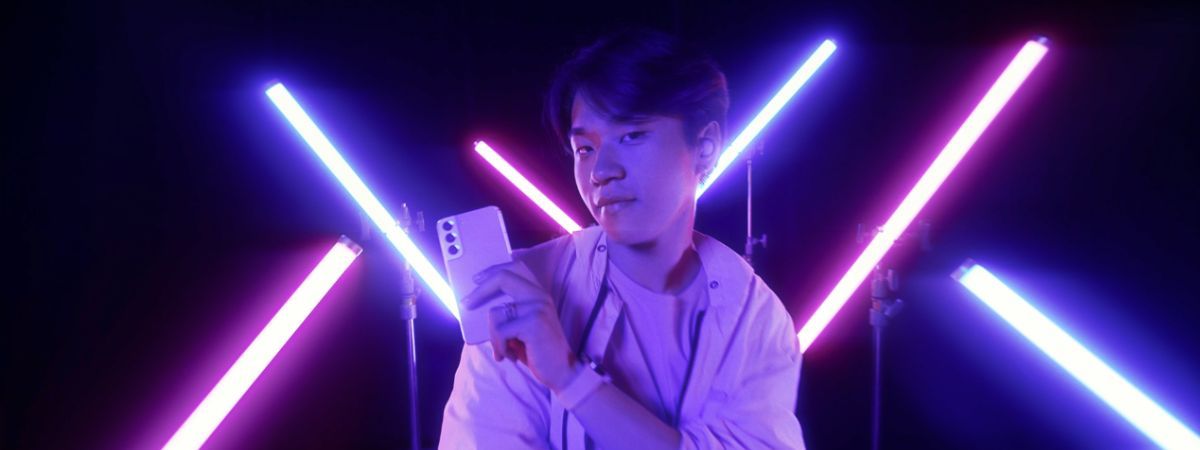 Samsung destaca o Galaxy S22 5G Violeta em nova campanha da Fbiz