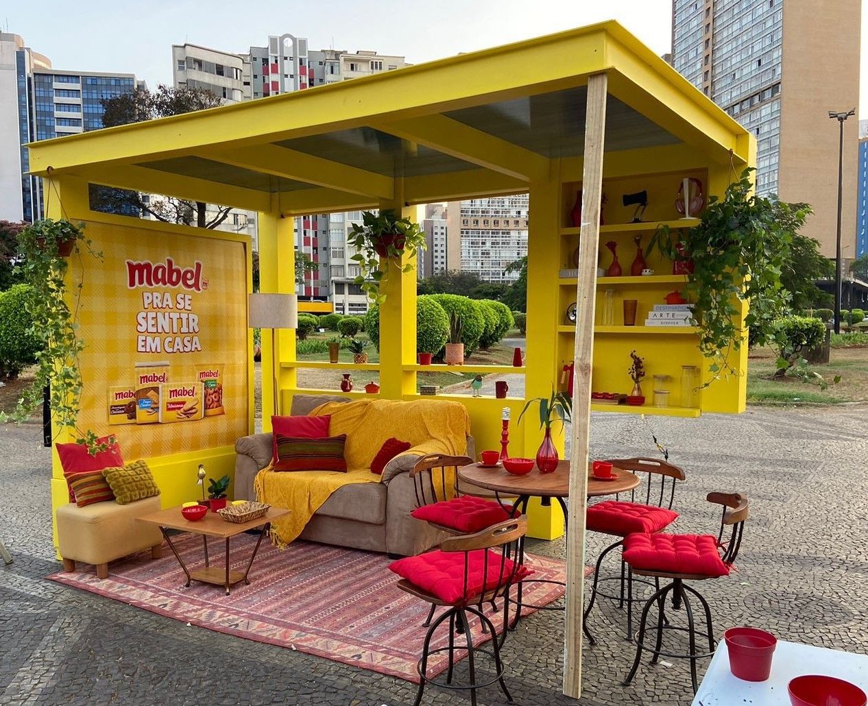 Mabel instala ponto de ônibus “aconchegante” em Belo Horizonte