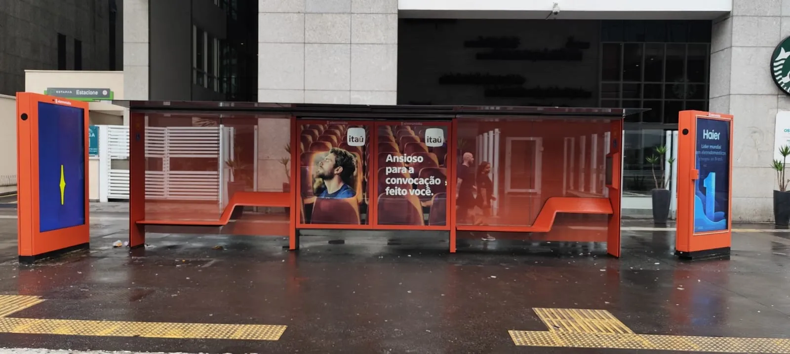 Itaú, Globo e Eletromidia quebram barreiras do OOH e transmitem convocação da Seleção ao vivo em abrigos de ônibus de SP