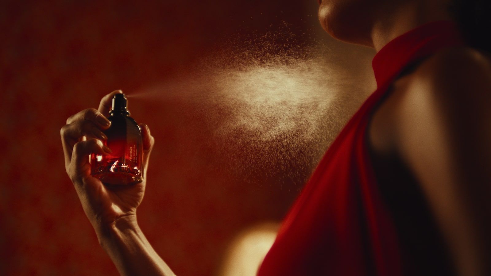 O Boticário descreve paixão em campanha do Floratta Red Passion