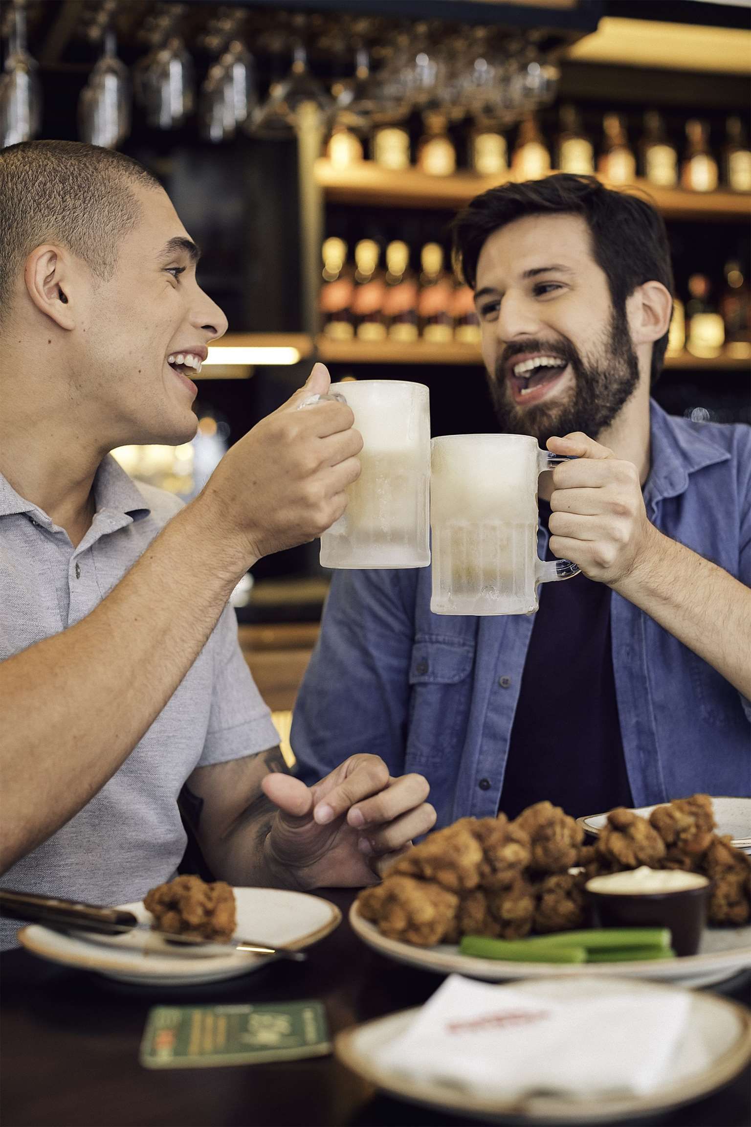 Outback celebra Dia do Amigo com bebidas alcoólicas pela metade do preço