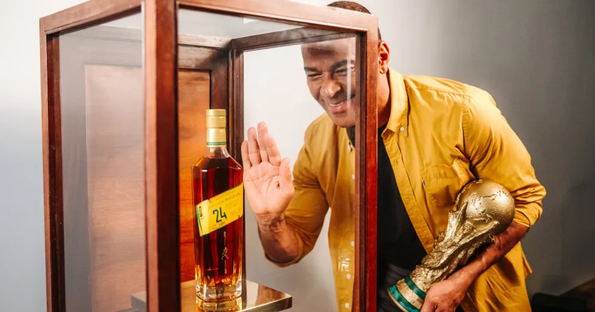 Johnnie Walker promove leilão beneficente com whisky de 24 anos e participação de Cafu em São Paulo