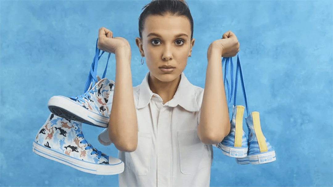 Millie Bobby Brown lança coleção de tênis inspirado no oceano