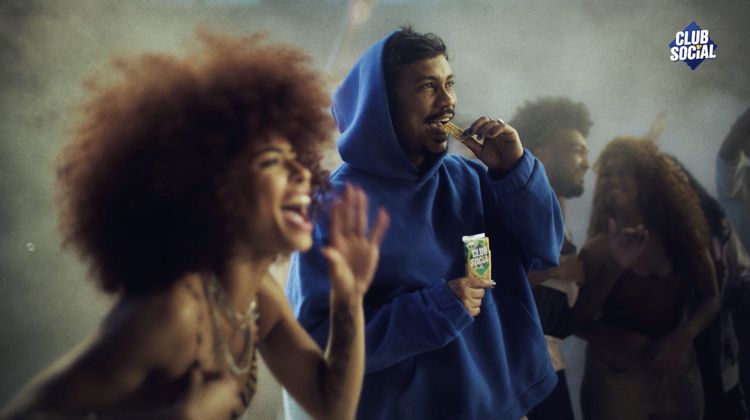 Xamã canta clássico do Charlie Brown Jr. em campanha de Club Social