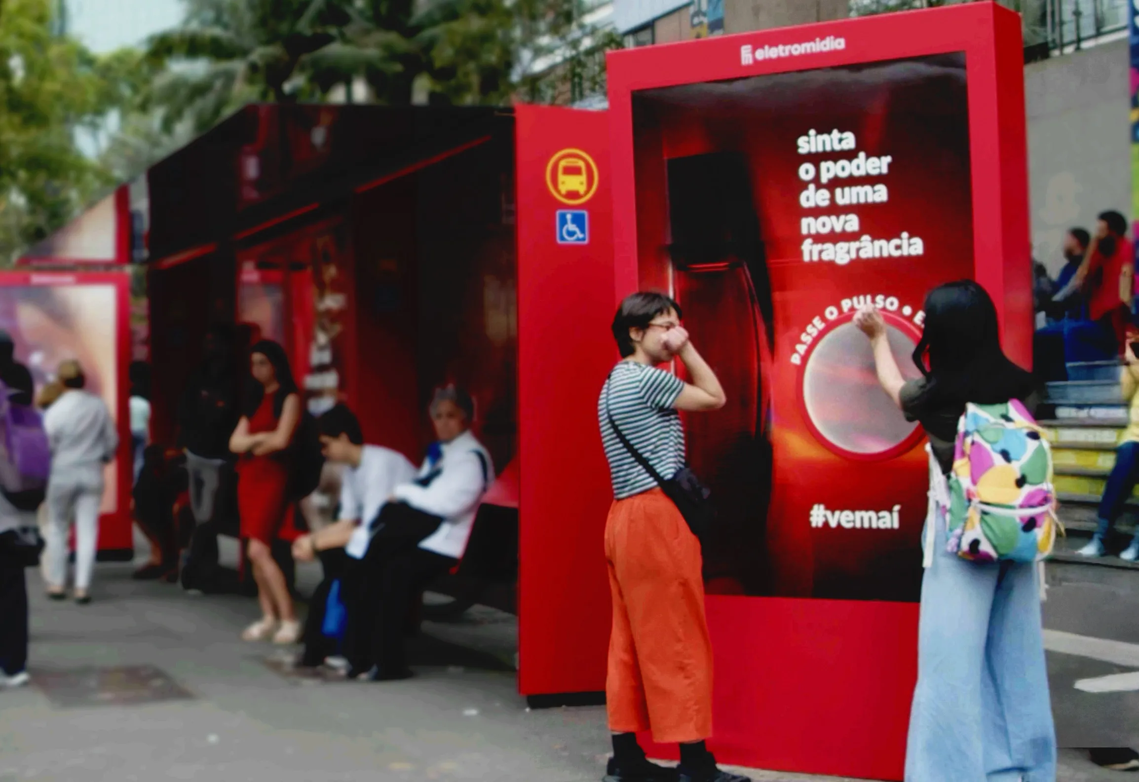 Avon lança fragrância Power Stay em ação interativa na Avenida Paulista