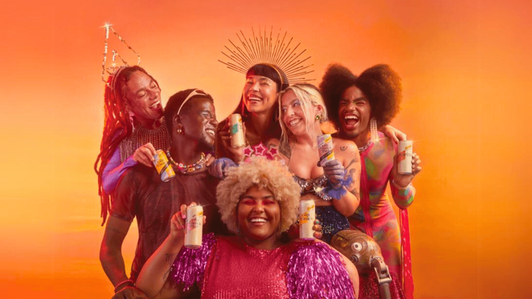 Schweppes Intense agita o Carnaval com novos sabores de Gin Tônica