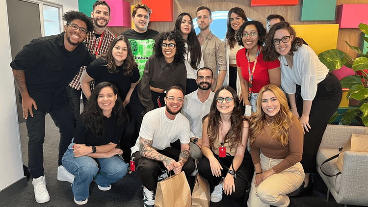 Adobe lança app com IA generativa e reúne influenciadores em nova campanha 